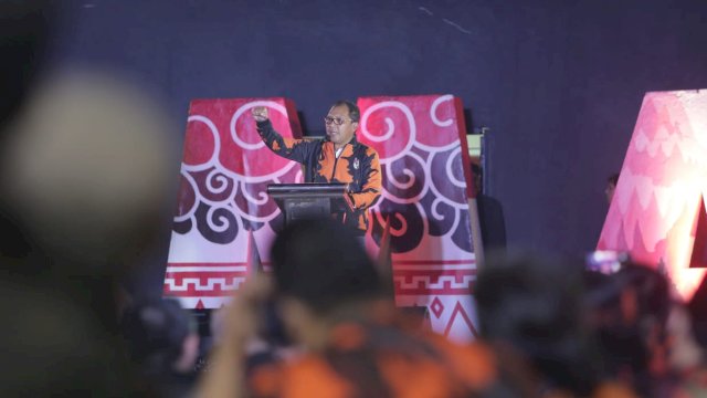 Wali Kota Makassar Moh Ramdhan “Danny” Pomanto saat menjamu para peserta Musyawarah Wilayah VII Pemuda Pancasila Provinsi Sulawesi Selatan di Anjungan Pantai Losari Makassar, Jum’at (1/7/2022) malam.(foto: Pemkot Makassar)