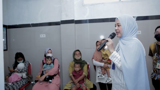 Wakil Walikota Makassar, Fatmawati Rusdi meninjau langsung warga penderita stunting di Puskesmas Karuwisi Kecamatan Panakukkang dan Puskesmas Dahlia Mattoanging Kecamatan Mariso, Sabtu (2/6/2022). (foto: Pemkot Makassar)