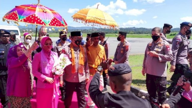 Penjabat Gubernur Gorontalo Hamka Hendra Noer di Lounge VIP Bandara Jalaludin Gorontalo bareng Sekdaprov Gorontalo, Darda Daraba serta jajaran Forkopimda Gorontalo menyambut Kepala Kepolisian Daerah (Kapolda) Provinsi Gorontalo yang baru Irjen Pol Helmy Santika. (foto: Abatanews)