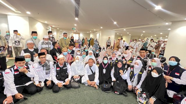 Gubernur Sulawesi Selatan, Andi Sudirman Sulaiman saat menjalani ibadah Haji sekaligus mengunjungi jemaah haji asal Sulsel di Mekkah, Arab Saudi, Sabtu (2/7/2022). (foto: Ist)