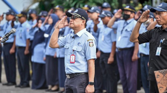 Penjabat (Pj) Direktur Utama (Dirut) Perusahaan Daerah (Perumda) Air Minum Kota Makassar, Beni Iskandar saat upacara bendera yang digelar di Lapangan Upacara Perumda Air Minum Kota Makassar, Senin, (4/7/2022). (ist)