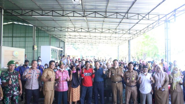 Bupati Takalar, H Syamsari saat memberikan bantuan kepada masyarakat Desa Lakatong dan Pannyangkalan, sekaligus menyampaikan gagasan satu rumah satu pohon kelor, Senin (4/7/2022). (foto: Ist)