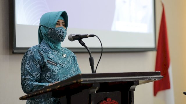 Ketua TP PKK Makassar Indira Jusuf Ismail saat membuka kegiatan Pembinaan Administrasi Keuangan, di ruang Sipakatau Kantor Balaikota, Senin (4/7/2022). (foto: Pemkot Makassar)