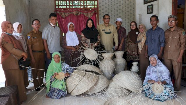 Lima Kelompok Pengrajin Unggulan di Kabupaten Luwu Utara binaan Dewan Kerajinan Nasional Daerah (Dekranasda) Kabupaten Luwu Utara mendapatkan program pembinaan dan pendampingan.