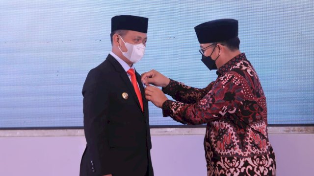 Kepala BKKBN Pusat Hasto Wardoyo menyerahkan langsung penghargaan tersebut kepada Bupati dan Ketua TP PKK Takalar di Hotel Santika, Medan, Sumatera Utara (6/7/2022). (Dok Pemkab Takalar)