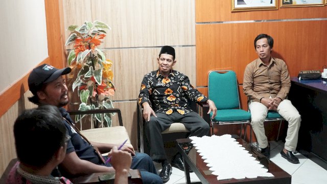 Kepala Dinas Komunikasi, Informatika, Statistik dan Persandian (Diskominfo SP) Kabupaten Luwu Utara, Arief R. Palallo, menerima kunjungan Engineer Productivity Telkomsel Palopo, Prihartanto, di ruang kerjanya, Kamis (7/7/2022). (Foto: ABATANEWS/Azwar)