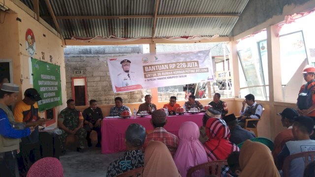 Bantuan sebesar Rp226 juta diserahkan Pemerintah Provinsi Sulsel melalui Badan Penanggulangan Bencana Daerah (BPBD) Sulsel untuk 36 rumah korban puting beliung. (Foto: ABATANEWS/Wahyuddin)