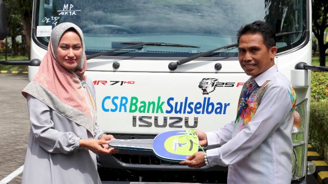 Bupati Luwu Utara (Lutra), Indah Putri Indriani saat menerima secara simbolis bantuan BPD Sulsel berupa mobil truk untuk digunakan Dinas Lingkungan Hidup Lutra. (foto: Wahyuddin/Abatanews)