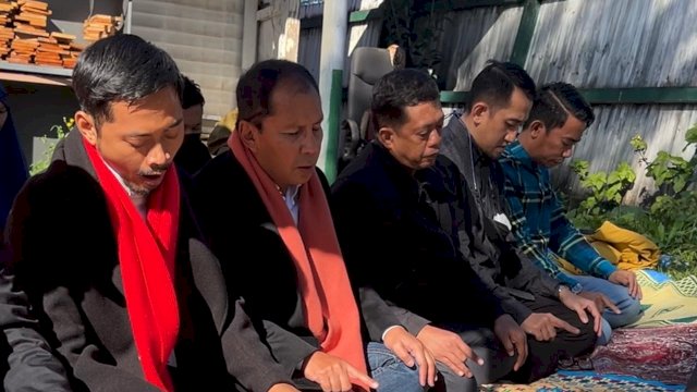 Wali Kota Makassar, Moh. Ramdhan ‘Danny’ Pomanto saat melaksankan shalat Idul Adha bersama keluarganya dan KKSS di Sydney, Australia, Sabtu (9/7/2022). (foto: Pemkot Makassar)