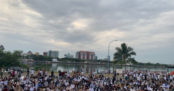 Warga Padati Salat Idul Adha di Masjid Kubah 99 Asmaul Husna