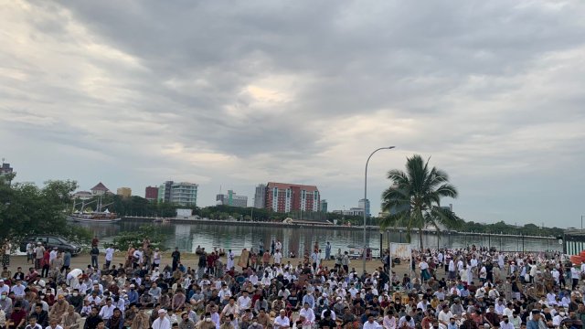 Warga Padati Salat Idul Adha di Masjid Kubah 99 Asmaul Husna