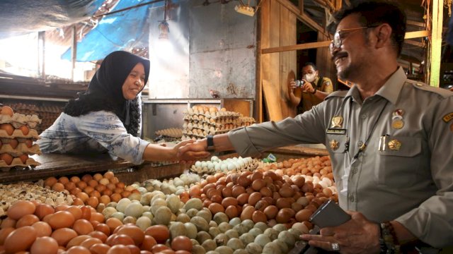 Menteri Pertanian Syahrul Yasin Limpo (Mentan SYL) saat melakukan inspeksi mendadak (sidak) ke Pasar Pabaeng-baeng, Kota Makassar, Senin (11/7/2022). (foto: Humas Kementan)