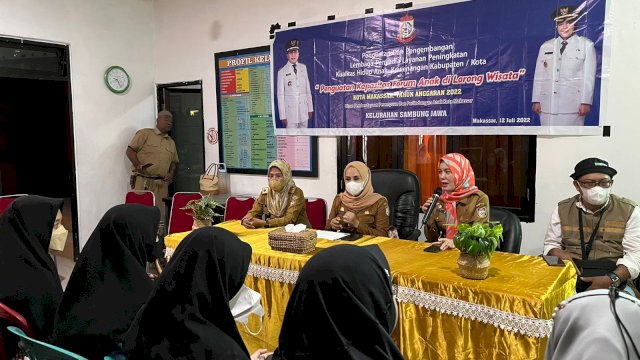 Dinas Pemberdayaan Perempuan dan Perlindungan Anak (DP3A) melaksanakan penguatan dan pengembangan lembaga penyedia layanan peningkatan kualitas hidup anak melalui program penguatan kapasitas forum anak di Lorong Wisata di di Kantor Kelurahan Sambung Jawa, Kecamatan Mamajang, pada Selasa (12/7/22). (Foto: ABATANEWS/Wahyuddin)