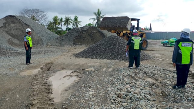 Dinas Pekerjaan Umum dan Tata Ruang (PUTR) Sulsel tengah melakukan rekonstruksi ruas jalan Salaonro-Ulugalung di Kabupaten Wajo. (foto: Pemprov Sulsel)