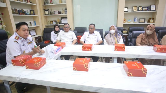 Pelaksana Harian (Plh) Gubernur Sulsel, Abdul Hayat Gani saat melepas Pasukan Pengibar Bendera Pusaka (Paskibraka) asal Sulsel menuju Istana Negara. (foto: Pemprov Sulsel)