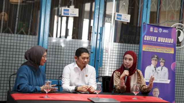 Dinas Komunikasi dan Informatika (Diskominfo) Makassar menggelar coffee morning di salah satu cafe di Kota Makassar, Rabu (13/7/2022). (foto: Pemkot Makassar)