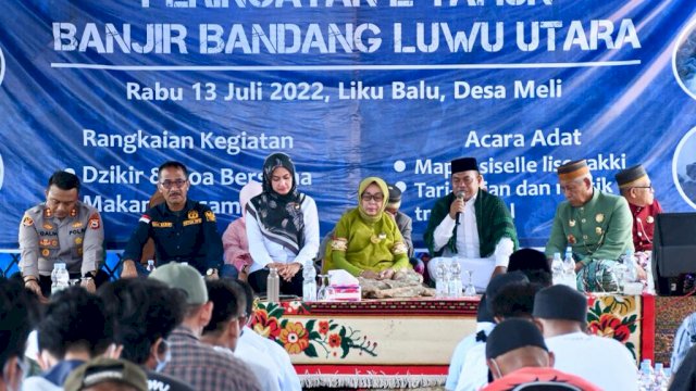 Bupati Luwu Utara Indah Putri Indriani menghadiri peringatan 2 tahun banjir bandang Luwu Utara 2 tahun lalu bersama masyarakat Desa Radda dan Meli menggelar zikir dan doa bersama yang dipusatkan di Liku Bala, Desa Meli, Kecamatan Baebunta, pada Rabu (13/7/2022). (Foto: ABATANEWS/Wahyuddin)