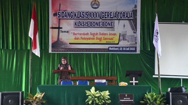 Bupati Luwu Utara, Indah Putri Indriani saat membuka kegiatan Sidang ke-XXXV Gereja Toraja Jlasis Bone-Bone Tahun 2022.