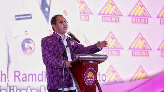 Pose Wali Kota Makassar, Moh. Ramdhan 'Danny' Pomanto saat pelantikan DPW HIKMA Provinsi Sulsel periode 2021-2026 di Fourpoints Sheraton Makassar, Sabtu (16/7/2022).