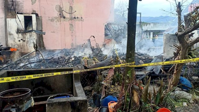 Kondisi rumah panggung yang terbakar di Lingkungan Cakke, Keluruhan Lakawan, Kecamatan Anggeraja, Kabupaten Enrekang yang menewaskan satu orang. (foto: Pemprov Sulsel)