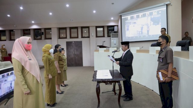 Sekretaris Daerah (Sekda) Makassar M Ansar melantik 259 pejabat fungsional di Ruang Sipakatau Balai Kota Makassar, Selasa (19/7/2022). (foto: Pemkot Makassar)