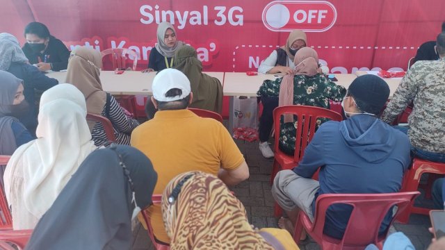 Suasana pelanggan kartu Telkomsel yang menunggu antrian untuk pengurusan migrasi dari Kartu 3G ke 4G di GraPARI Makassar, Rabu (20/7/2022). (foto: Abatanews) 