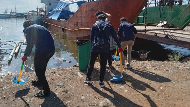 PT Pelabuhan Indonesia (Persero) atau Pelindo Regional 4 bersama dengan Ocean Trip melakukan pembersihan di Pelabuhan Paotere beberapa pekan lalu. (foto: ist)