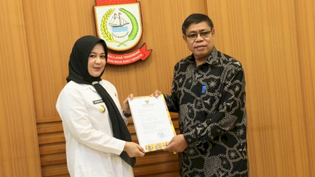 Wakil Wali Kota Makassar, Fatmawati Rusdi saat melakukan pertemuan dengan Rektor UKI Paulus Makassar, Prof Dr Agus Salim di Ruang Rapat Lantai 11, Balai Kota, Rabu (20/7/2022). (foto: Pemkot Makassar)