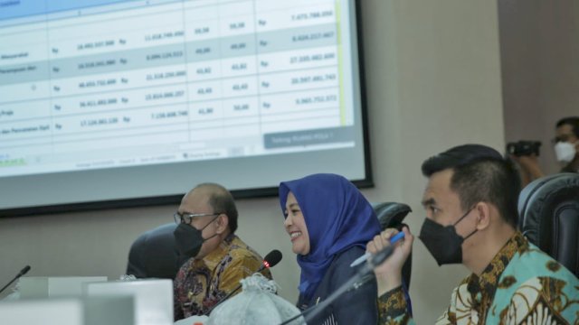 Wakil Wali kota Makassar Fatmawati Rusdi saat rapat monitoring evaluasi, kegiatan APBD dan realisasi PAD Triwulan ll tahun 2022 di ruang Sipakatau Balai Kota, Kamis (21/7/2022). (foto: Pemkot Makassar)