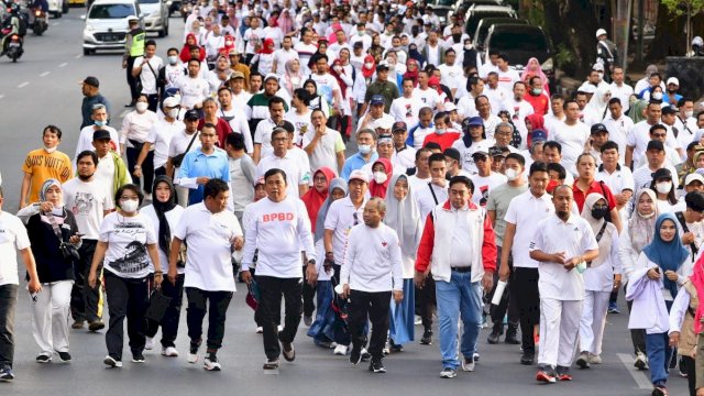 Gubernur Sulawesi Selatan (Sulsel) Andi Sudirman Sulaiman dan Sekerteris Provinsi Sulsel, Abdul Hayat Gani melepas peserta gerak jalan santai Sulse Anti “Pastikan 10 Ribu Langkah Ta Setiap Hari” di Rumah Jabatan Gubernur Sulsel, Sabtu, 23 Juli 2022.(foto: Pemprov Sulsel)