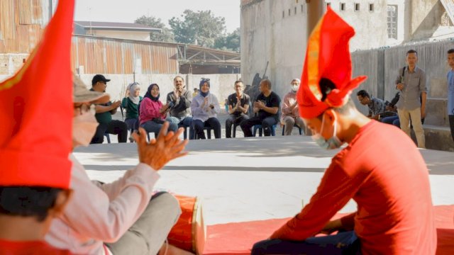 Kepala Dinas Pariwisata Makassar Muhammad Roem, saat mendampingi Wakil Wali Kota Makassar Fatmawati Rusdi di lokasi Lorong Wisata Parangtambung, pada Ahad (24/7/2022). (Foto: ABATANEWS/Wahyuddin) 