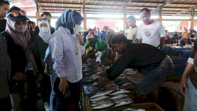 Wakil Wali Kota Makassar, Fatmawati Rusdi saat berkunjung ke Tempat Pelelangan Ikan (TPI) Paotere di Kelurahan Gusung, Kecamatan Ujung Tanah, Minggu (24/7/2022).