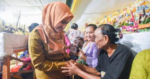 Hadiri Pengabenan Massal Umat Hindu Lutra, Ini Pesan Bupati Indah