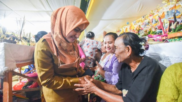 Dokumentasi Bupati Luwu Utara, Indah Putri Indriani saat menghadiri pengabenan massal yang dilakukan umat Hindu di Desa Minangatallu, Kecamatan Sukamaju, Kabupaten Lutra, Senin (25/7/2022). (foto: Pemkab Lutra)