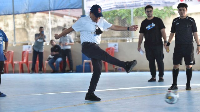 Direktur Utama Perumda Air Minum (PDAM) Kota Makassar, Beni Iskandar saat membuka turnamen futsal bertajuk “PDAM Reborn” dalam rangka memperingati HUT ke-98 PDAM Makassar di RTH PDAM Sport Arena.