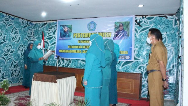 Ketua TP PKK Kabupaten Takalar, Dr. Hj. Irma Andriani saat melantik ketua PKK tiga kecamatan di Gedung PKK, Senin (25/6/2022). (foto: Humas Pemkab Takalar)