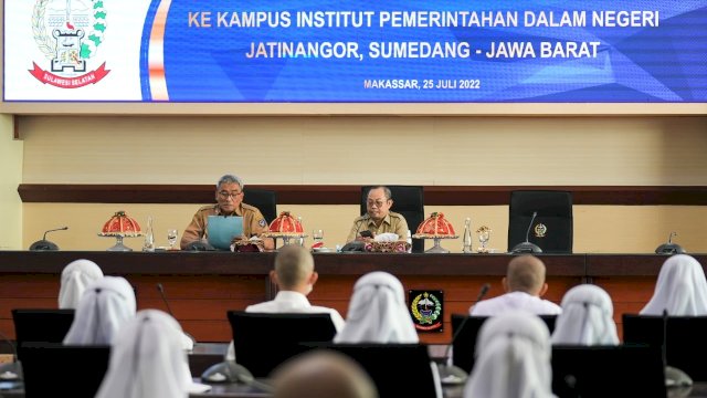 Asisten III Bidang Administrasi Provinsi Sulsel Tautoto Tana Ranggina saat melepas Calon Praja (Capra) Institut Pemerintahan Dalam Negeri (IPDN) Sulsel Tahun 2022 di Ruang Rapat Pimpinan (Rapim) Kantor Gubernur Sulsel, Senin (25/7/2022). (foto: Pemprov Sulsel)