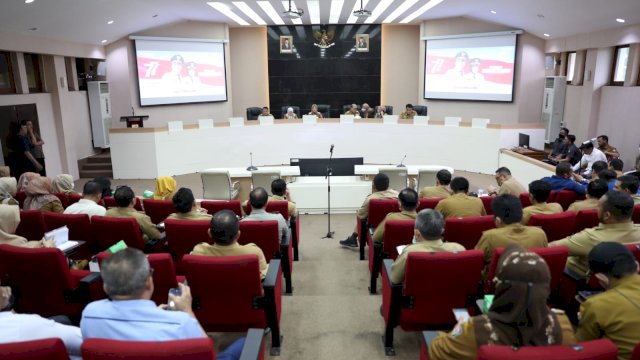 Pemkot Makassar saat menggelar rapat koordinasi yang dipimpin Wakil Wali Kota Makassar, Fatmawati Rusdi bersama seluruh OPD, Camat dan Lurah di Ruang Sipakatau, Balai Kota Makassar, Selasa (26/7/2022).