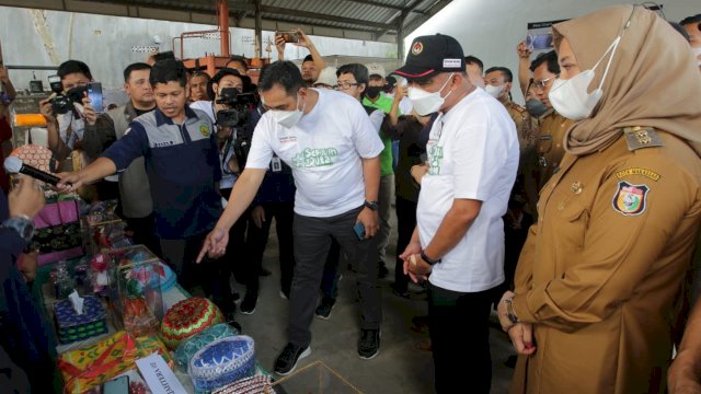 Menteri Koordinator Bidang Pembangunan Manusia dan Kebudayaan Indonesia, Prof Dr Muhadjir Effendy, saat mengunjungi Bank Sampah di Paccerakkang, didampingi Wakil Wali Kota Makassar, Fatmawati Rusdi, Selasa (26/7/2022)