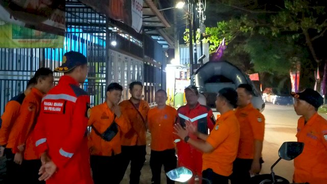 Badan Penanggulangan Bencana Daerah (BPBD) Kota Makassar bersama potensi SAR menemukan jasad seorang nelayan yang dilaporkan tenggelam di Danau Balang Tonjong, Jalan Poros Perumnas Antang Manggala, Makassar, Selasa (27/7/2022) malam. (foto: BPBD Makassar)