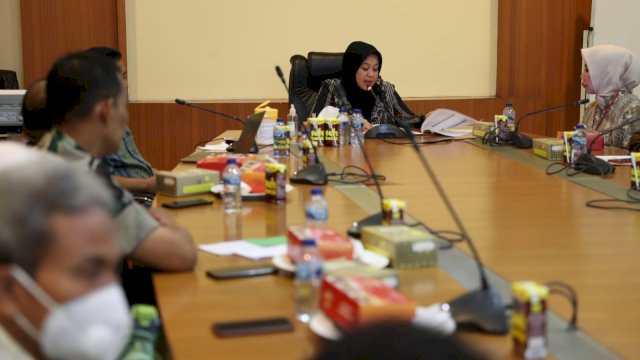 Wakil Wali Kota Makassar Fatmawati Rusdi dalam rapat pemantapan perkembangan kasus wabah PMK di Ruang Rapat Wakil Wali Kota Makassar Lantai II Kantor Balaikota, Kamis (28/7/2022). (foto: Pemkot Makassar)