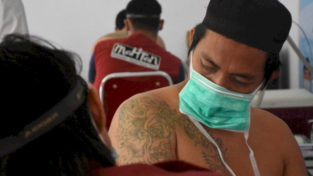 Proses hapus tatto yang dilaksanakan Yayasan Mahtan beberapa waktu lalu. (foto: Dok. Mahtan) 