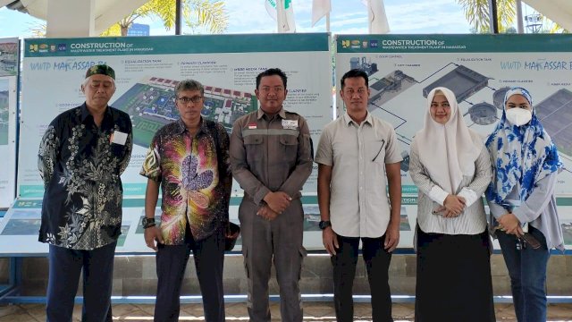 Direktur Pengelolaan Air Limbah Perumda Air Minum Kota Makassar, Ayman Adnan saat mengunjungi Direksi Kit di IPAL Losari dan diterima oleh Arief Pitriadi Salah satu Pelaksana Proyek IPAL Losari. (foto: PDAM Makassar)