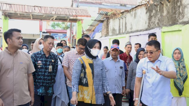 Wakil Wali Kota Makassar, Fatmawati Rusdi saat mengunjungi Lorong Wisata di Jalan Sungai Paremang, (foto: Dokumentasi Humas Diskominfo Makassar)