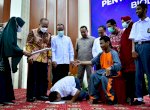 Penyandang Disabilitas Sujud Syukur Usai Terima E-KTP dari Gubernur Andi Sudirman