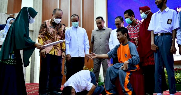 Penyandang Disabilitas Sujud Syukur Usai Terima E-KTP dari Gubernur Andi Sudirman