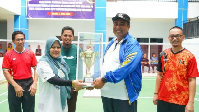 Bupati Maros, Chaidir Syam meresmikan turnamen bulutangkis dan tenis meja antar perangkat daerah itu yang berlangsung di di Gedung Kantor Badan Kepegawaian Pengembangan Sumber Daya Manusia (BKPSDM) Kabupaten Maros, pada Jumat (1/7/2022). (Foto: ABATANEWS/Wahyuddin) 