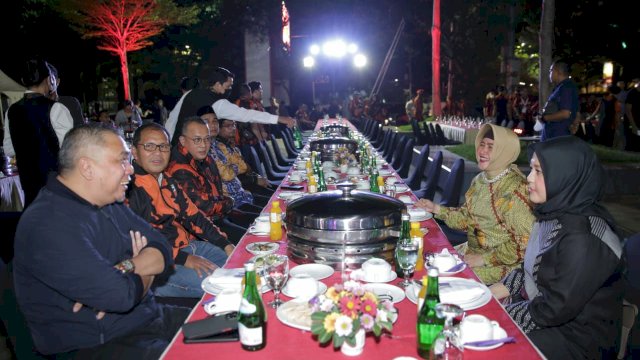 Wali Kota Makassar Moh Ramdhan “Danny” Pomanto bersama Wakil Wali Kota Makassar Fatmawati Rusdi dan Ketua TP PKK Kota Makassar Indira Jusuf Ismail menjamu para peserta Musyawarah Wilayah VII Pemuda Pancasila Provinsi Sulawesi Selatan di Anjungan Pantai Losari Makassar (1/7/2022). (Foto: ABATANEWS/Wahyuddin) 