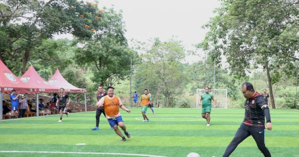 Jalin Silaturahmi, Danny Main Futsal Bareng Anggota DPRD Makassar