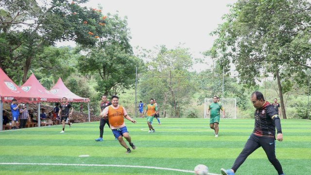 Wali Kota Makassar Moh. Ramdhan "Danny" Pomanto bareng anggota dewan DPRD Kota Makassar main Futsal bersama, di lapangan futsal, Bukit Wisata Tokka, Kabupaten Maros, pada Ahad (3/7/2022).